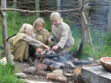 Børn i Hvolris Jernalderlandsby