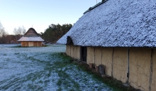 Hvolrishuse med sne på