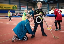 Børn spiller floorball