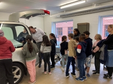 3. klasse besøger Boudigaard Begravelse og ser en rustvogn