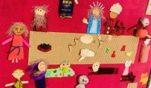 Bibelfortælling bygget af diverse materialer