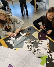 Elever laver stangdukker