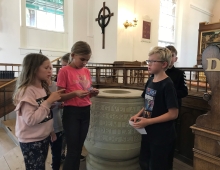 Elever ved døbefonten i Skive Kirke
