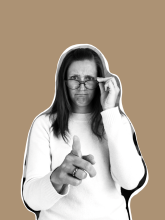 En voksen løfter en pegefinger