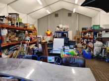 Stort telt fyldt med genbrugsmaterialer