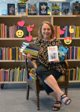 Marlene viser bøger frem.