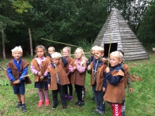 Børn med dragter og jagtudstyr