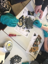 Elever arbejder med elektronikaffald.