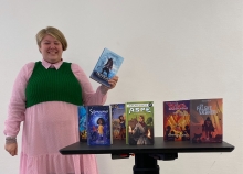 Bibliotekar viser spændende bøger frem