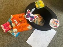 Fortælleterninger og hat med billedkort