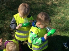 Små børn kigger efter krible krable dyr