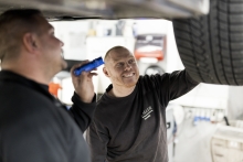 Mekaniker undersøger bilen