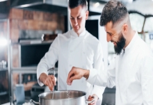 To kokke står og laver mad