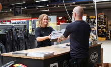 Vores medarbejder snakker med kunden