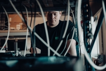 Medarbejder igang med arbejde