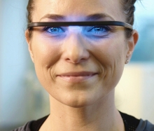 Kvinde med lysbriller