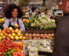 Medarbejder i frugt- og grønt-afdelingen