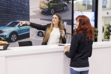 Receptionisten hjælper en kunde