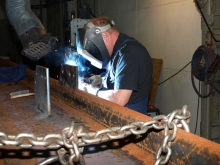 Vores personale sidder og svejser