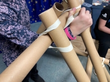 I "Det Skæve Rum" Elever laver konstruktion ved hjælp af paprør og lange elastikker