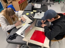 I MakerSpace er to elever i færd med at designe til folieskæring foto Jens Bak Rasmussen