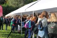 Naturvidenskabsfestival Aalborg i Zoo. Elever besøger stande, hvor studerende fra ungdomsuddannelser formidler forsøg og  interesse for naturfag foto Susanne Solskov