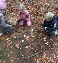 Foto af børn, der sorterer svampe