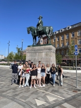 Kong Christian d. 9. Elever står nedenfor statuen Foto Nicolaj Brosolat Bering Schaumann