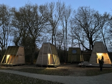 Sciencehytterne med lys om aftenen