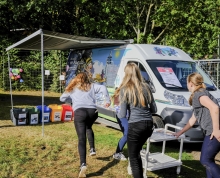 Elever løber affaldsstafet ved Batmobilen