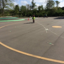 2 elever fra 0. klasses cykler på cykelbanen ved Løvvang foto Jens Bak Rasmussen